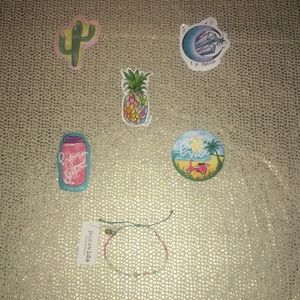 Exclusive new Pura Vida bracelet, with 5 stickers!